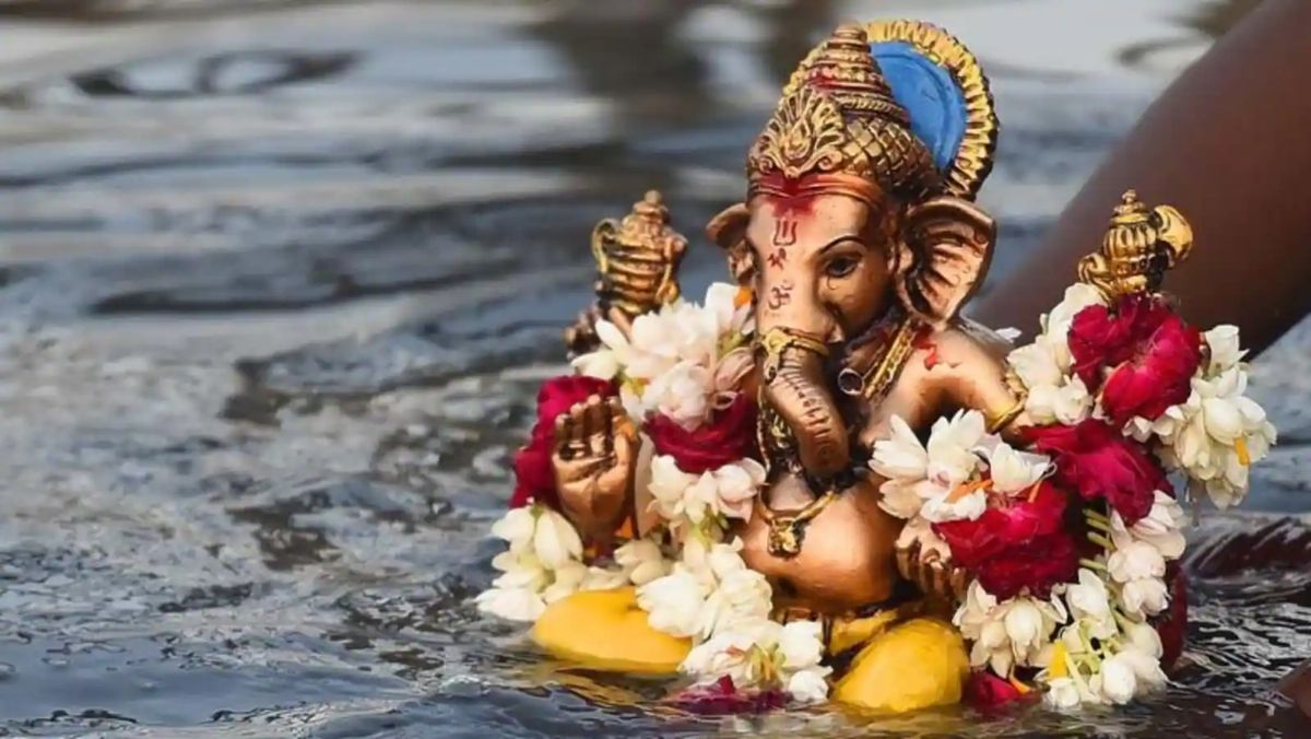 Ganesh Visarjan: गणपति मूर्ति को पहनाई 4 लाख की सोने की चेन, कर दिया विसर्जन, खोजने के लिए पूरे तालाब का पानी करवा दिया खाली