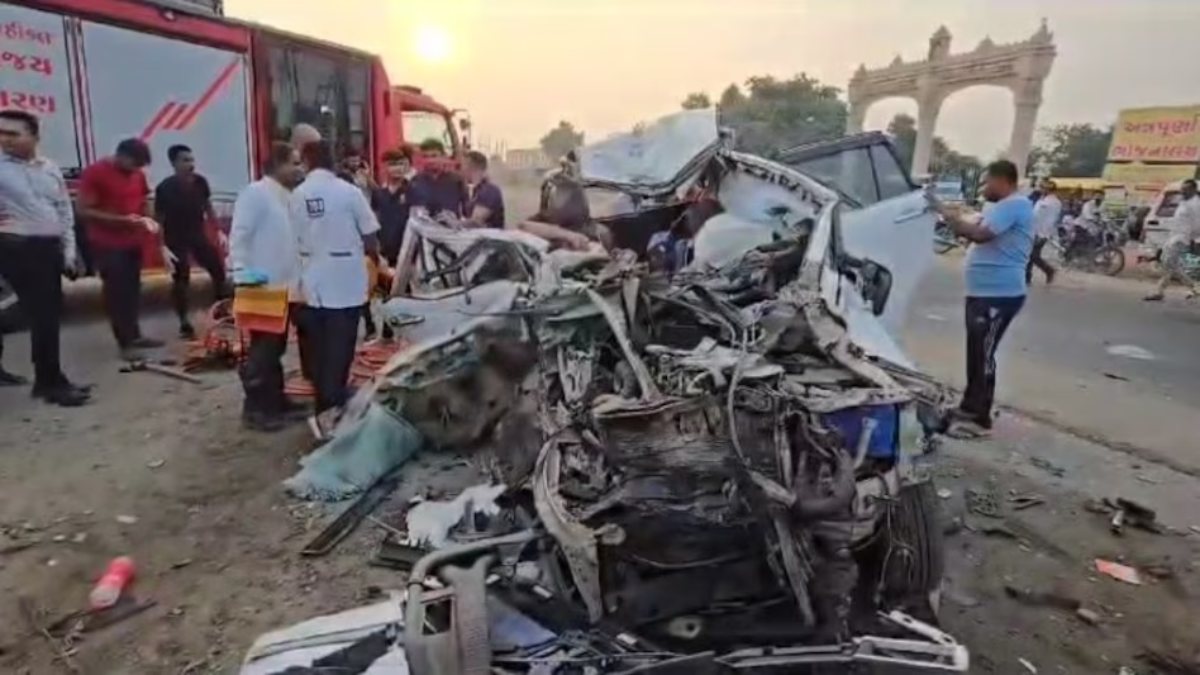 एक चूक और 7 लोगों की मौत: ट्रक के पीछे घुस गई तेज रफ्तार कार, गाड़ी को काट कर निकालने पड़े शव, देखें हादसे की दिल दहला देने वाली तस्वीरें