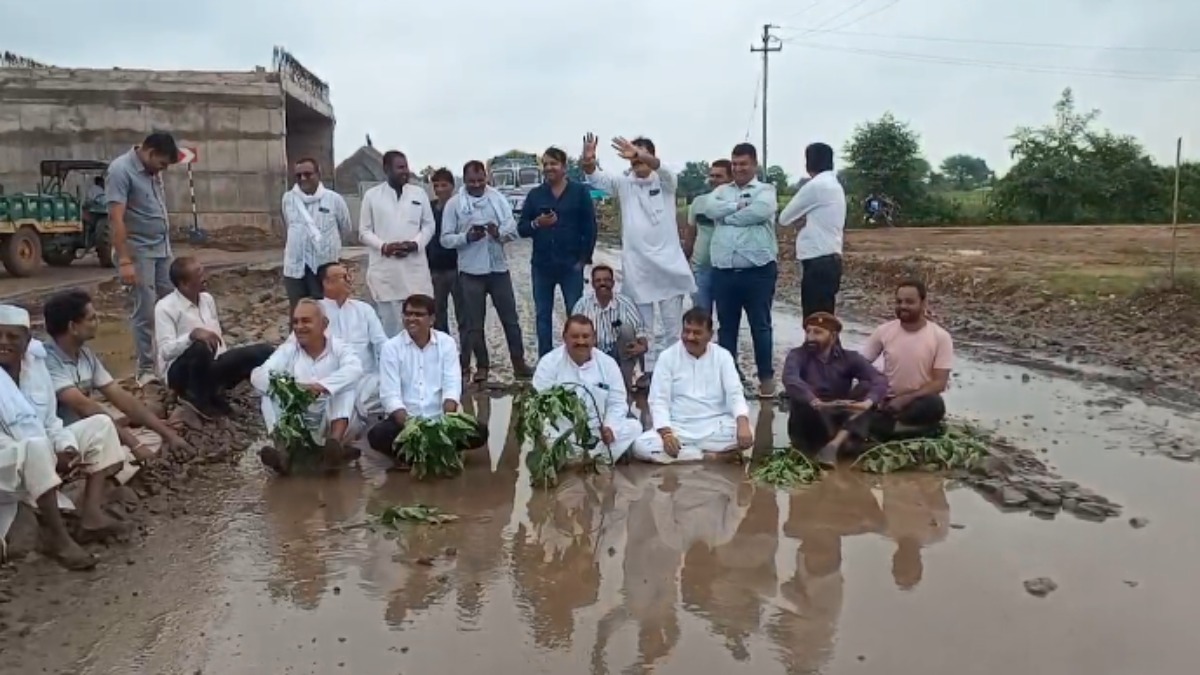 बीच सड़क कीचड़ पर बैठे विधायक: दे डाली ये चेतावनी, जानें क्या है पूरा मामला