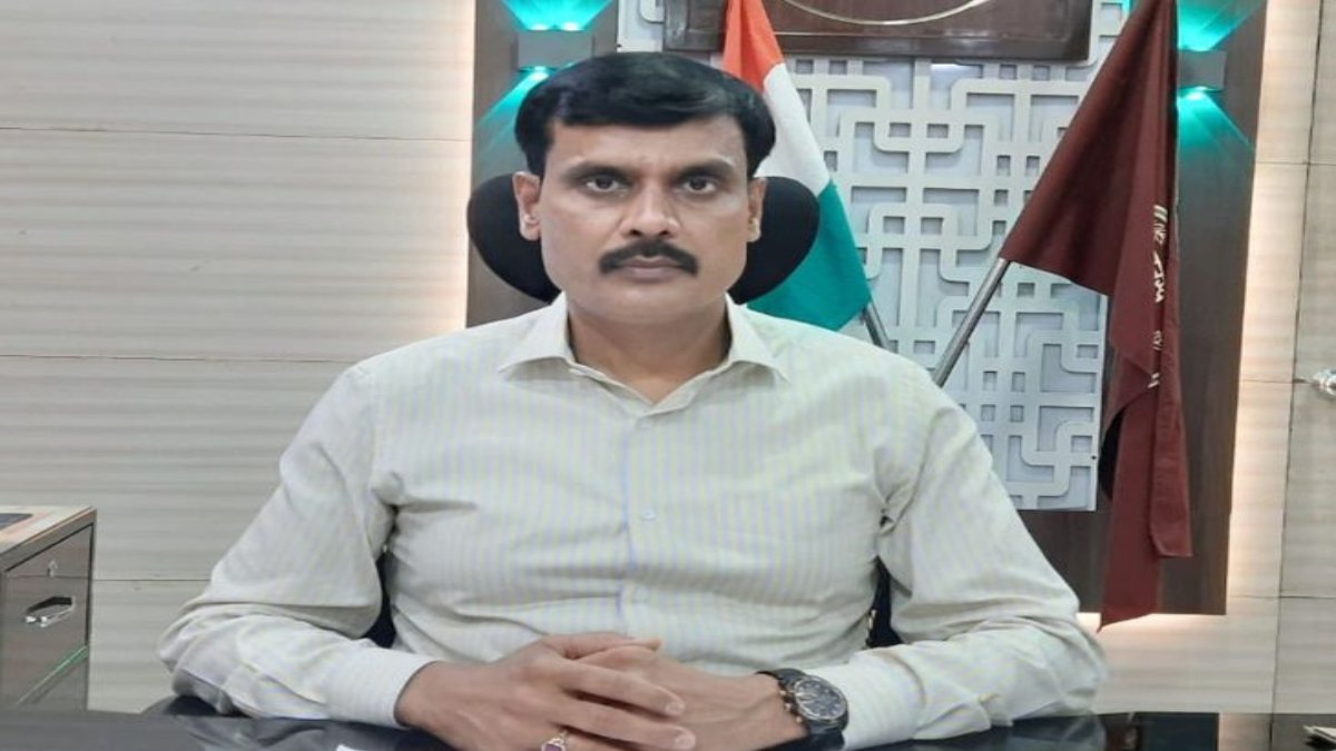 IAS अफसर से मिला मुर्दा, बोला- DM साहब, हमें जिंदा कर दीजिए