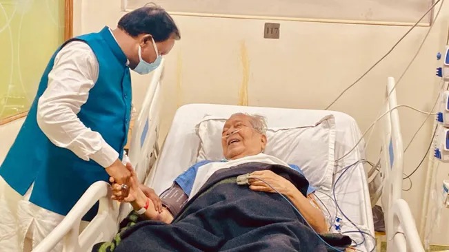 ओडिशा के मुख्यमंत्री ने अस्पताल में आंध्र प्रदेश के पूर्व राज्यपाल विश्वभूषण हरिचंदन से की मुलाकात, शीघ्र स्वस्थ होने की प्रार्थना की