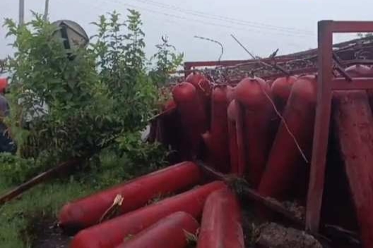 कीरतपुर साहिब में पलटी सिलेंडरों से भरी गाड़ी, ड्राइवर बाल-बाल बचा