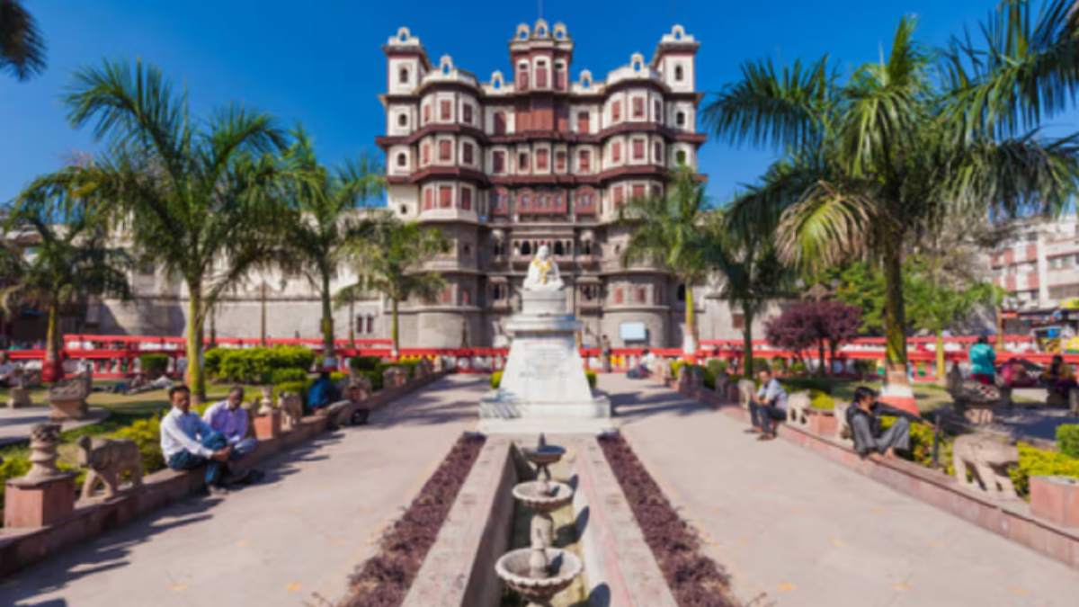 इंदौर में राष्ट्रपति के दौरे और आगामी त्योहार को लेकर प्रशासन मुस्तैद: कई प्रतिबंधात्मक आदेश जारी, सोशल मीडिया पर रहेगी नजर
