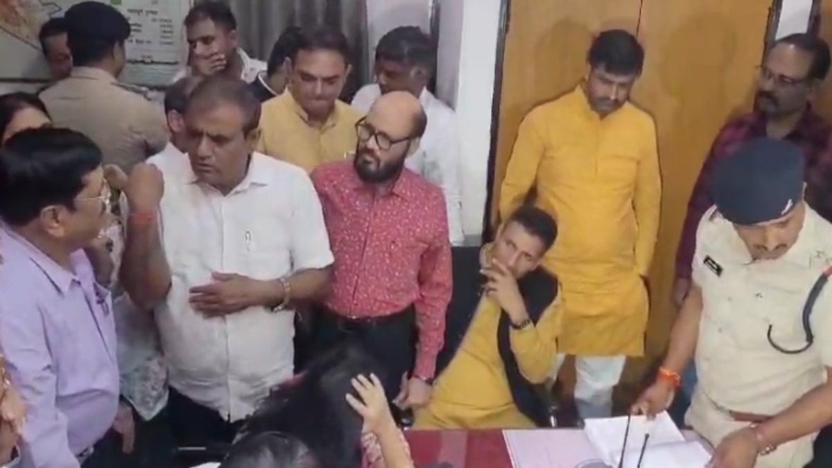 पीसीसी चीफ जीतू पटवारी समर्थकों के साथ पहुंचे थाने, राहुल गांधी के खिलाफ विवादित बयान का मामला   