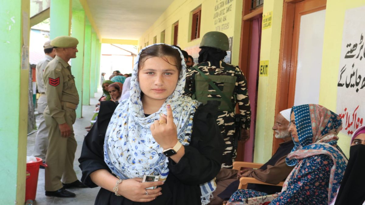 Jammu and Kashmir Phase 2 Voting: जम्मू-कश्मीर में 11 बजे तक 24% वोटिंग, अब्दुल्ला फैमिली की 3 पीढ़ियों ने एकसाथ डाला वोट
