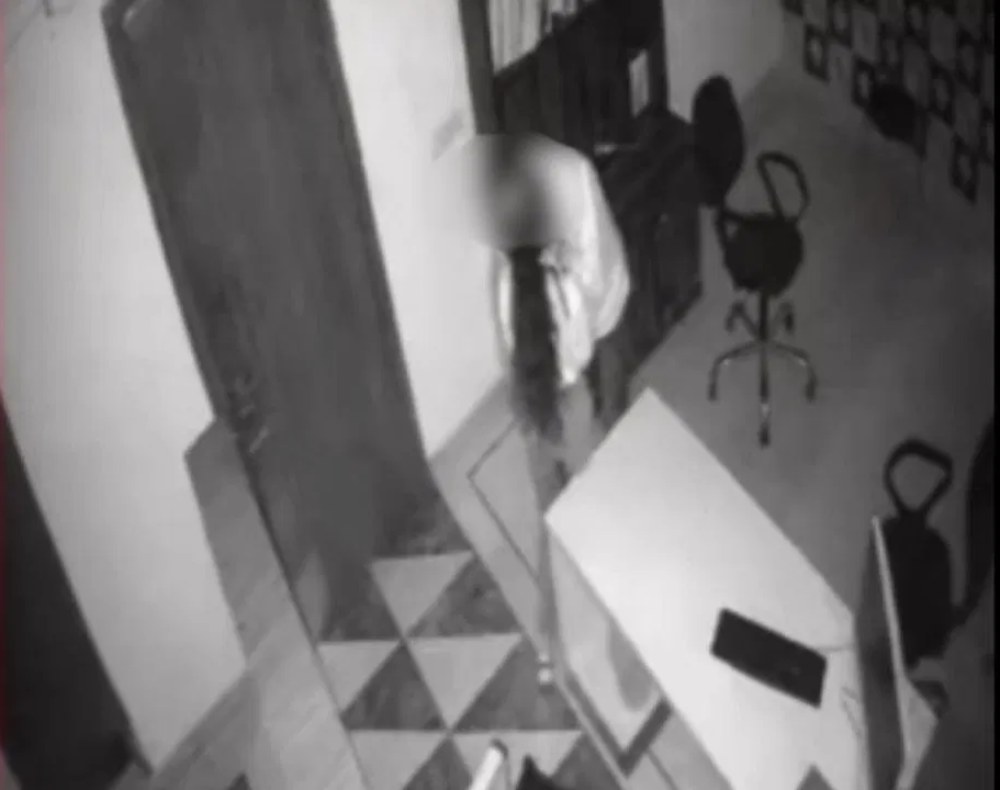 कोचिंग में साहिल का ‘काला कारनामा’ Video: लिफाफे में मिली पेन ड्राइव, अंदर छिपे थे टीचर के घिनौने राज… कोचिंग मालिक ने देखा तो उसके पैरों तले जमीन खिसक गई