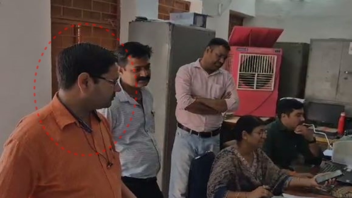 जिला पंचायत डिस्ट्रिक्ट कोऑर्डिनेटर 4 हजार की रिश्वत लेते गिरफ्तार, लोकायुक्त ने की कार्रवाई