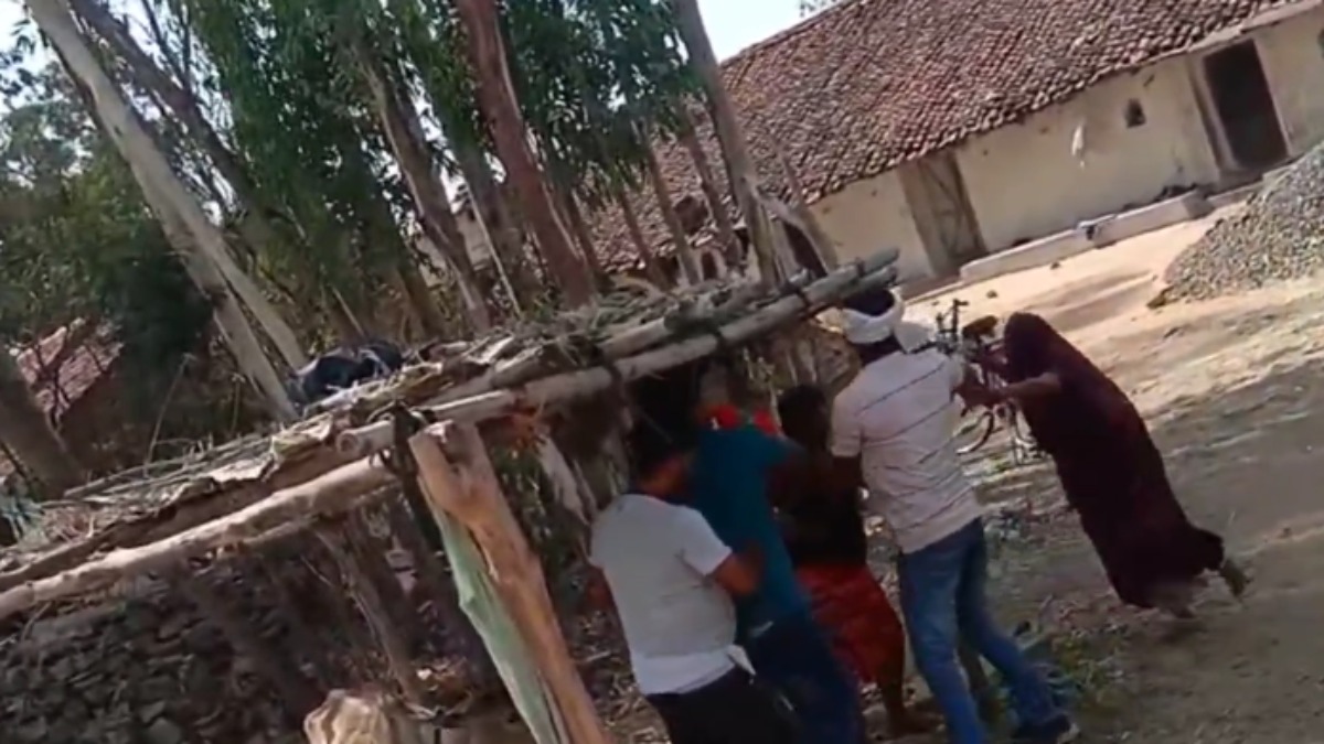 शराब ठेकेदार के गुर्गों की दबंगई: आदिवासी परिवार को घर में घुसकर पीटा, Video वायरल 