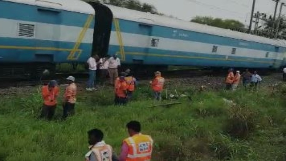 BREAKING: पटरी से उतरे मालगाड़ी के पहिए, टला बड़ा हादसा 