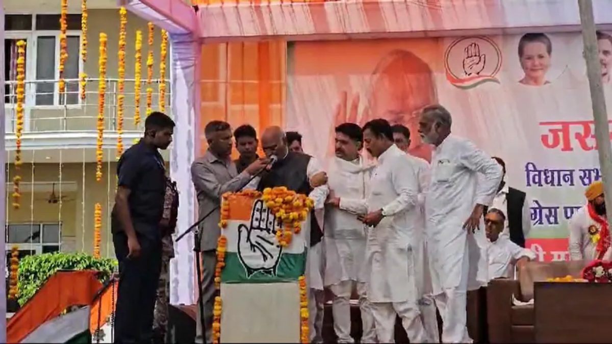 Mallikarjun Kharge Video: भाषण देते वक्त मल्लिकार्जुन खड़गे की तबीयत बिगड़ी, हाथ पकड़कर ले गए पार्टी नेता, कहा- इतनी जल्दी मरने…’