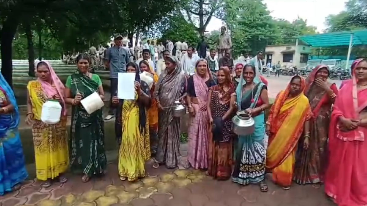 नहीं मिल रहा पीने का साफ पानी: खाली बर्तन लेकर कलेक्ट्रेट पहुंची महिलाएं, किया अनोखा प्रदर्शन 