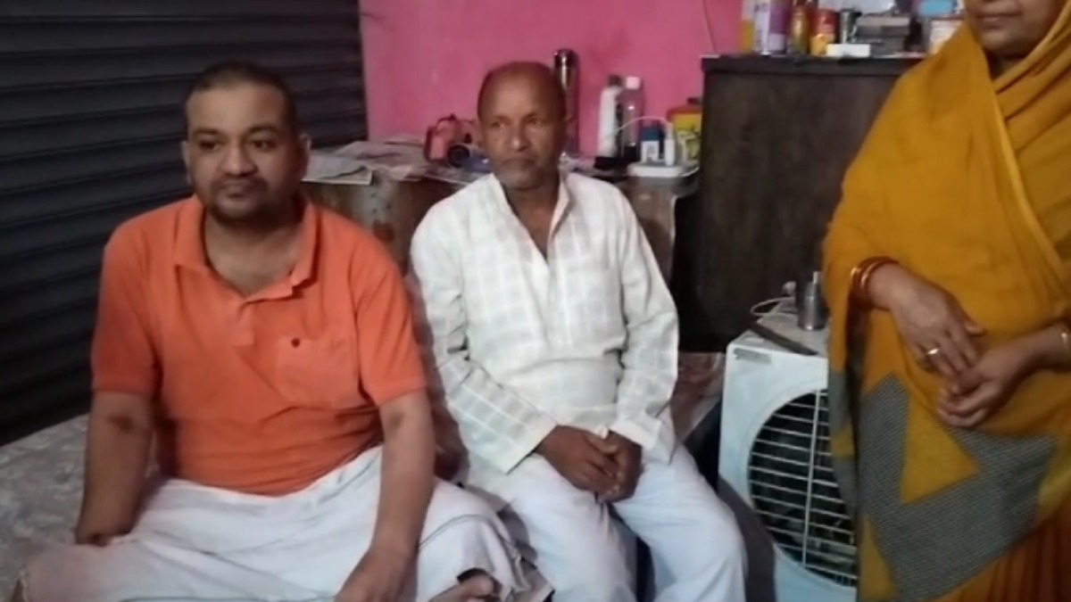 अतिक्रमण की शिकायत करना दिव्यांग को पड़ा महंगा, अधिकारियों ने घर पर चलवा दिया बुलडोजर, FIR की मांग   