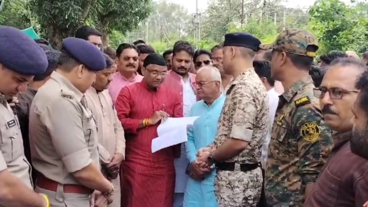 फिलिस्तीन का झंडा फहराने का मामला: आरोपियों पर NSA के तहत कार्रवाई की मांग, बीजेपी ने SP को सौंपा ज्ञापन   