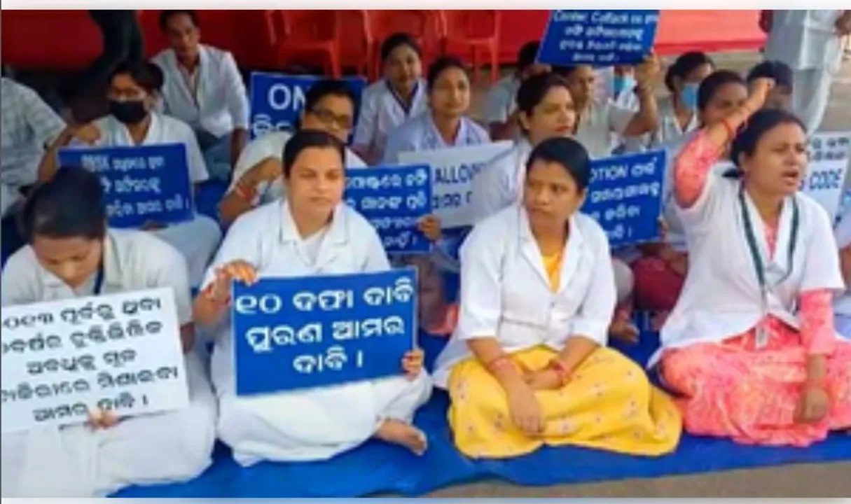 ओडिशा में नर्सिंग कर्मचारी हड़ताल पर