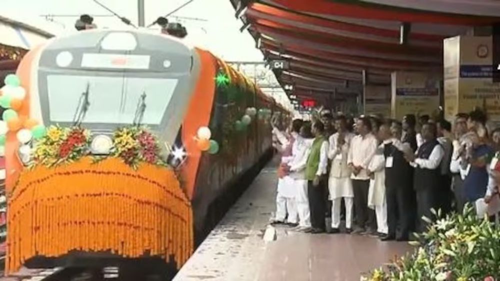 PM Modi Jharkhand Visit: PM मोदी ने 6 नई Vande Bharat Express को दिखाई हरी झंडी, 650 करोड़ रुपये से ज्यादा परियोजनाओं का किया शिलान्यास, भारी बारिश के कारण रोड शो कैंसिल