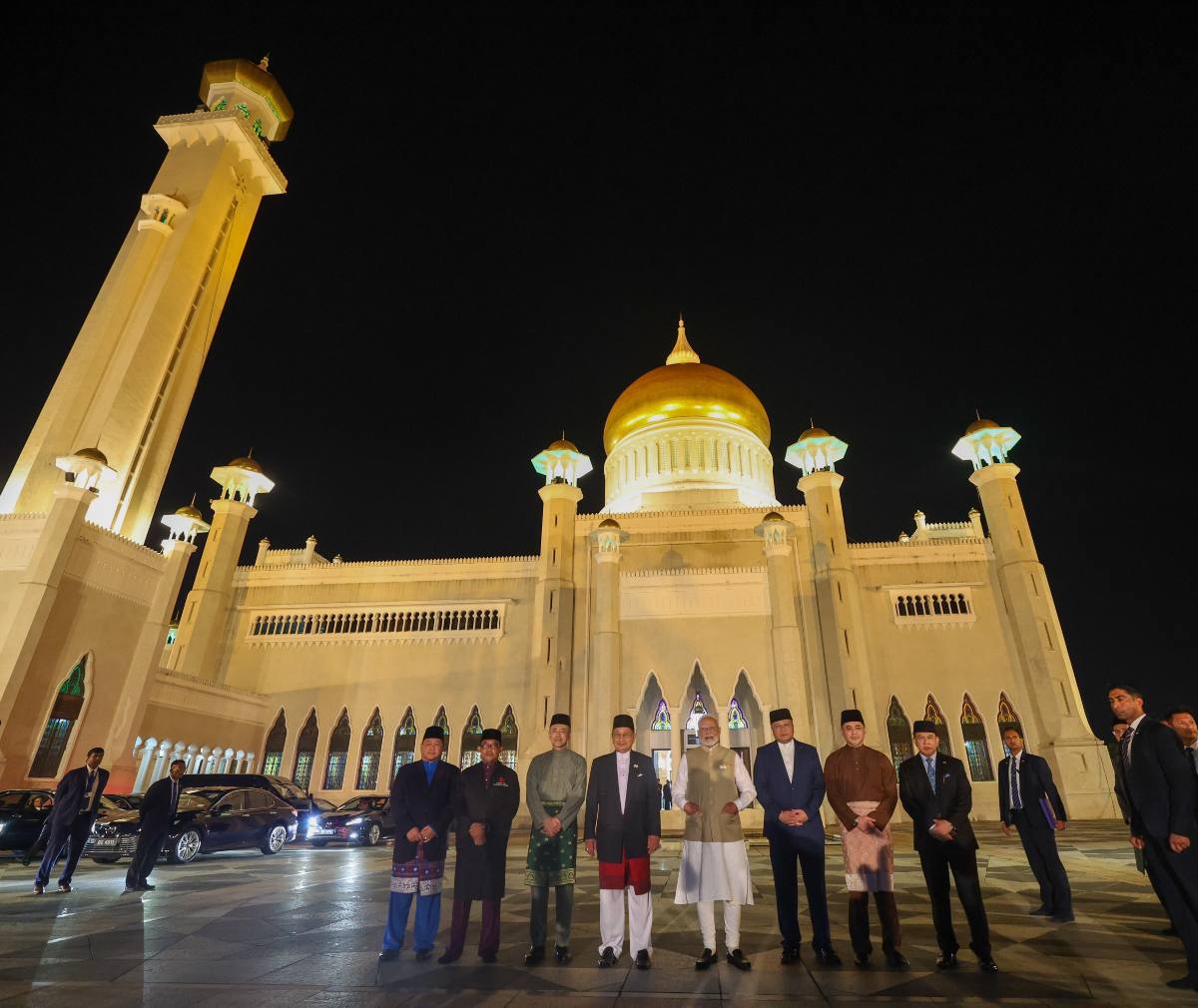 PM Modi Brunei Visit: ब्रुनेई के ऐतिहासिक उमर अली सैफुद्दीन मस्जिद पहुंचे पीएम मोदी, इसका ताजमहल से है सीधा कनेक्शन- Omar Ali Saifuddien Mosque