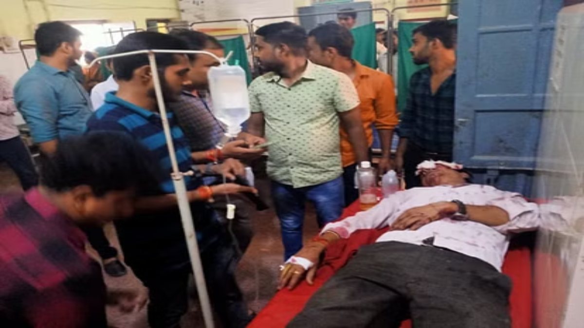 UP News: सर्राफा व्यापारी को बदमाशों ने सरेराह मारी गोली, 10 लाख के जेवरात की लूट, तलाश में जुटी पुल‍िस