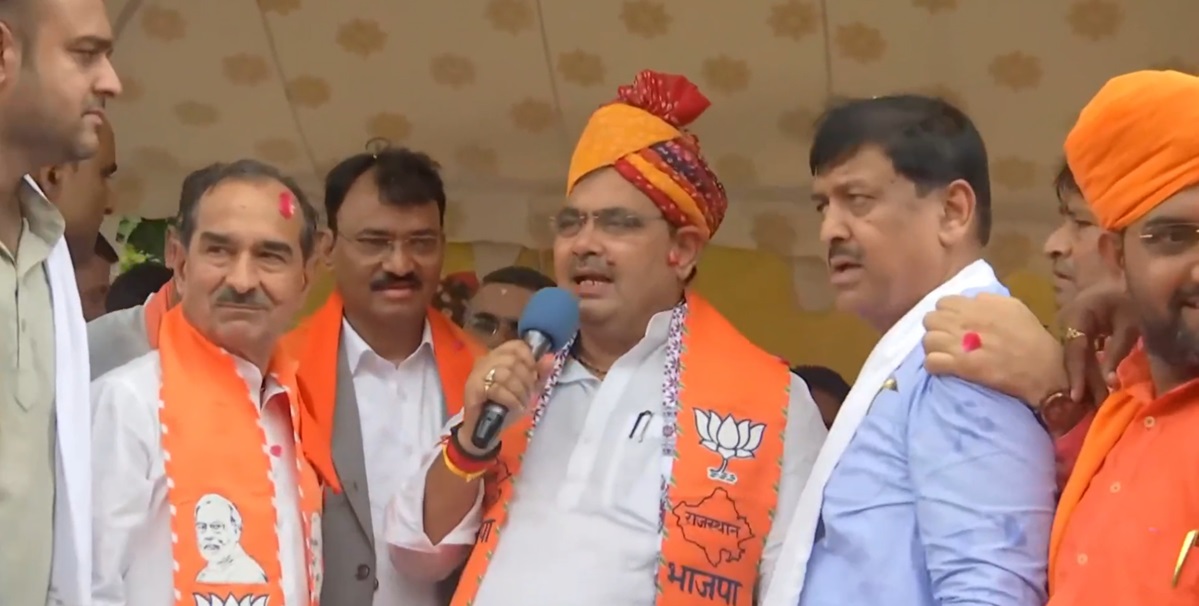 Rajasthan News: जयपुर लौटे मुख्यमंत्री भजनलाल शर्मा, एयरपोर्ट पर अनोखे अंदाज में हुआ स्वागत