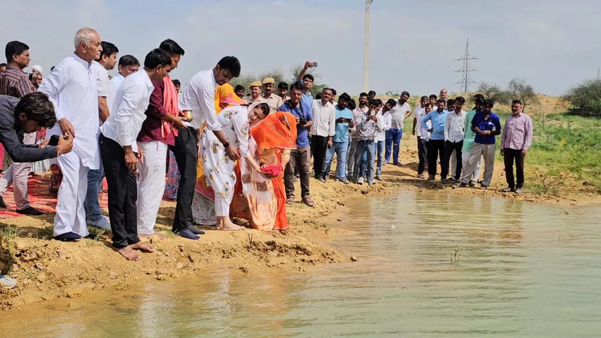 Rajasthan News: बाड़मेर में देवझूलनी एकादशी पर आईएएस टीना डाबी ने की जल पूजा, दिया ये संदेश