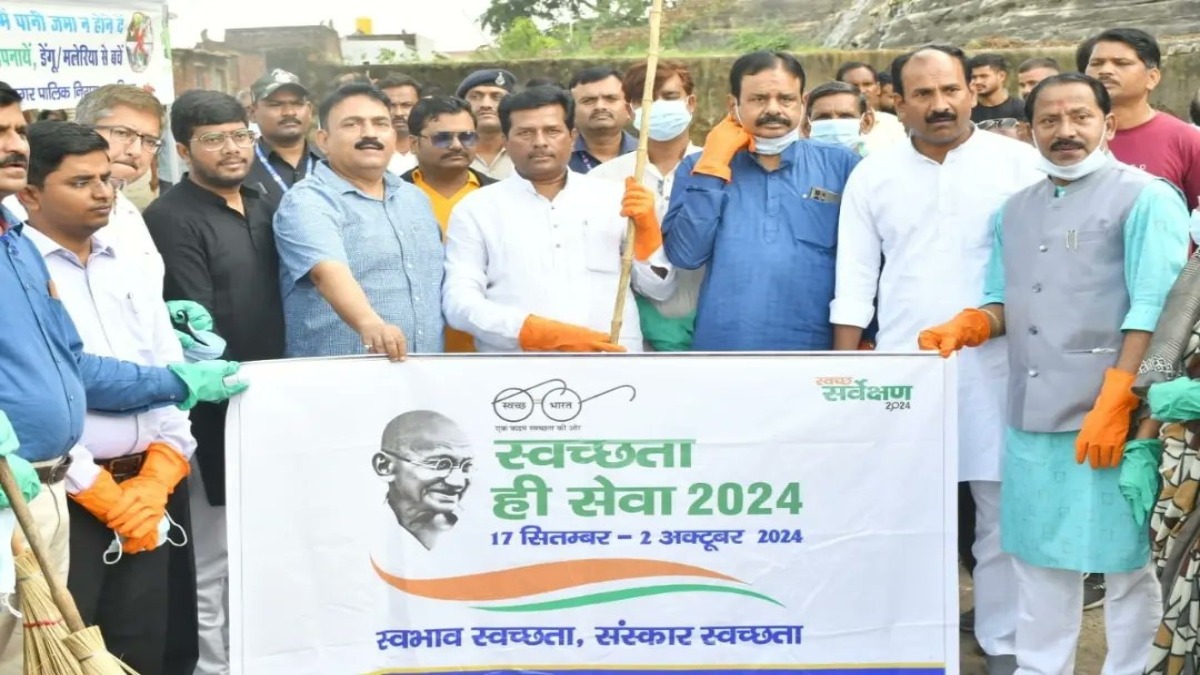सांसद ने झाड़ू लगा कर दिया सफाई का संदेश, कहा-स्वस्थ रहने के लिए स्वच्छता जरूरी, अस्पताल में जन औषधि केंद्र का किया शुभारंभ     