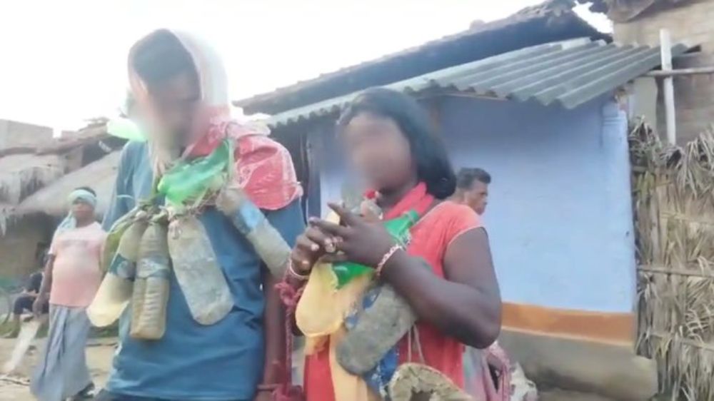शर्मनाकः 4 बच्चों की मां को प्रेमी के साथ गांव वालों ने पकड़ा, जूते की माला पहनाकर पूरे गांव में दोनों को घुमाया- Sahibganj Viral Video