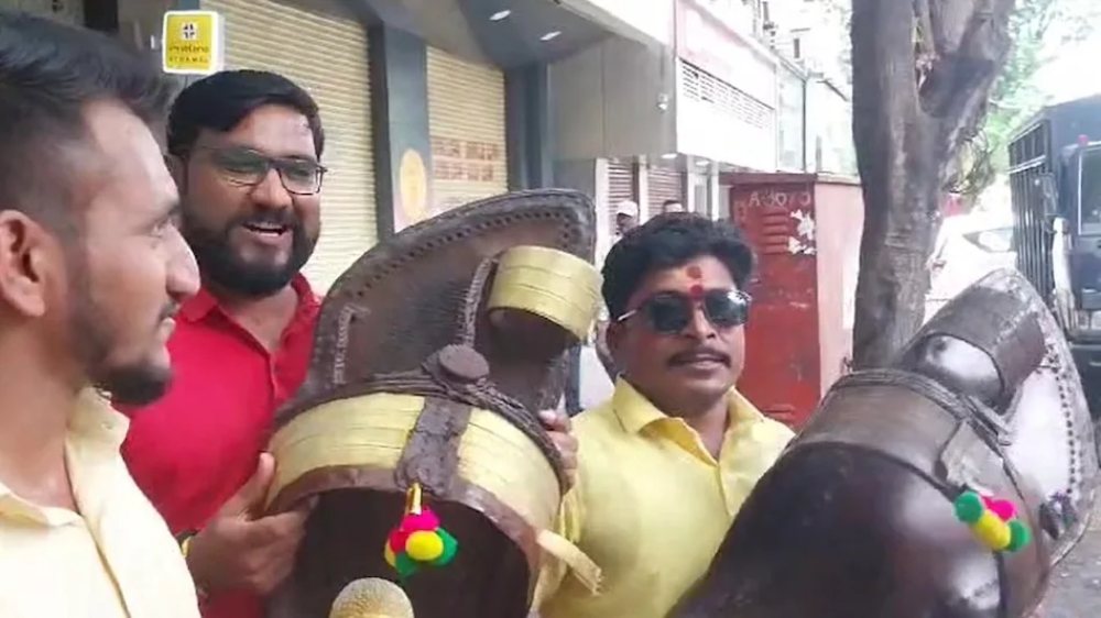 जूता मारो आंदोलन: शिवाजी महाराज की प्रतिमा गिरने के विरोध में महाविकास अघाड़ी का प्रदर्शन, गेटवे ऑफ इंडिया तक मार्च निकाला- Sarkar Ko Jute Maro