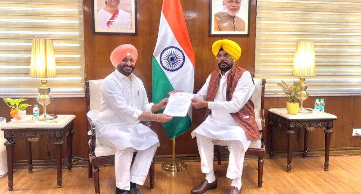 कैबिनेट मंत्री कुलदीप सिंह धालीवाल ने की केंद्रीय राज्य मंत्री रवनीत सिंह बिट्टू से मुलाकात
