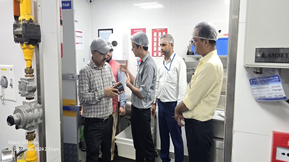 नामी खाद्य प्रतिष्ठानों पर छापेमारी, जांच के लिए भेजे सैंपल, नोटिस जारी