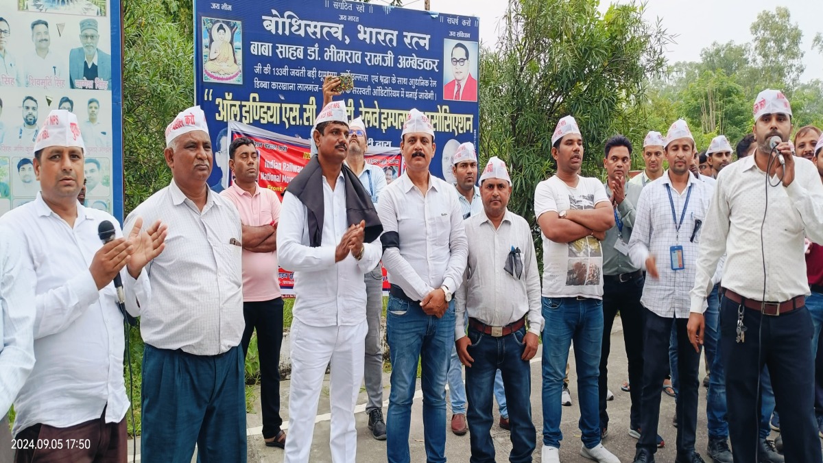 नई पेंशन स्कीम यूपीएस का विरोध: रेलकोच के कर्मचारियों ने किया प्रदर्शन, कहा- बिल्कुल ही ले डूबेगा