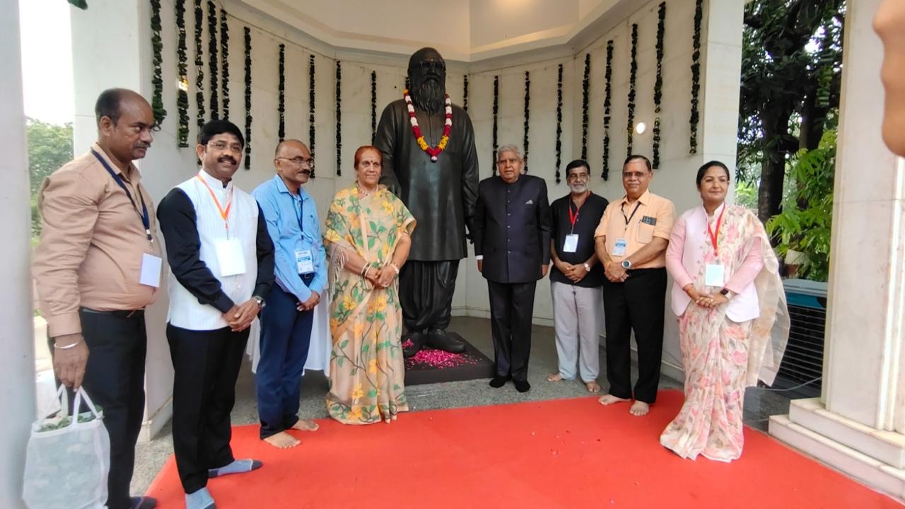 उपराष्ट्रपति जगदीप धनखड़ का MP दौरा: चित्रकूट में राष्ट्रीय संगोष्ठी कार्यक्रम में हुए शामिल, सेना के विमान से प्रयागराज के लिए हुए रवाना