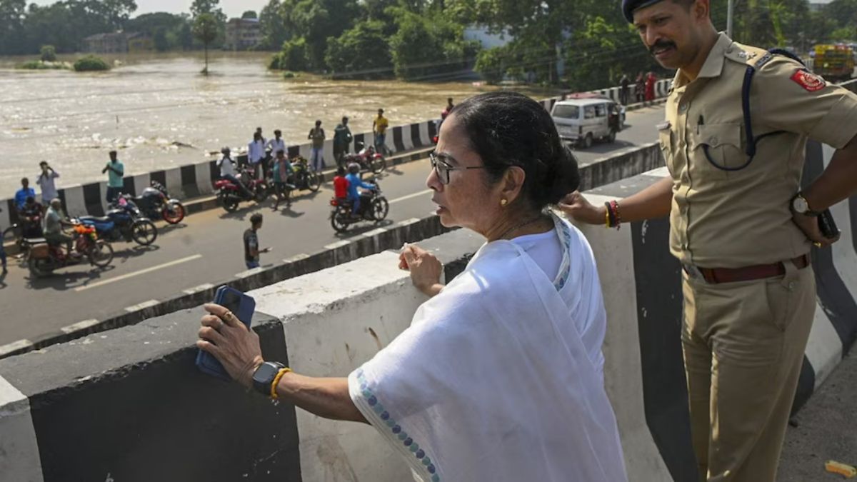 पश्चिम बंगाल में बाढ़, ममता-हेमंत में तकरारः सीएम ममता बनर्जी ने झारखंड पर लगाया आरोप, बॉर्डर सील बंद करने से जमशेदपुर-कोलकाता NH- 49 पर 18 KM लंबा जाम- West Bengal flood