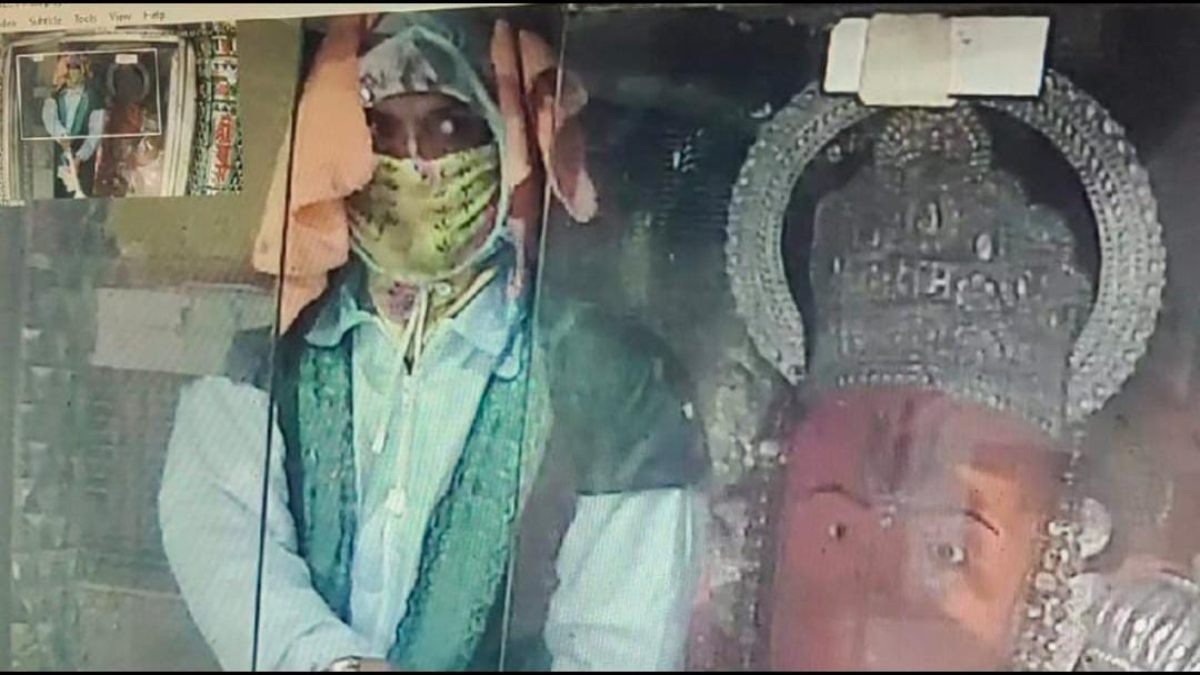 प्राचीन हनुमान मंदिर में चोरी का टीवी फुटेज आयाः आईजी ने इनाम बढ़ाकर किया 30 हजार