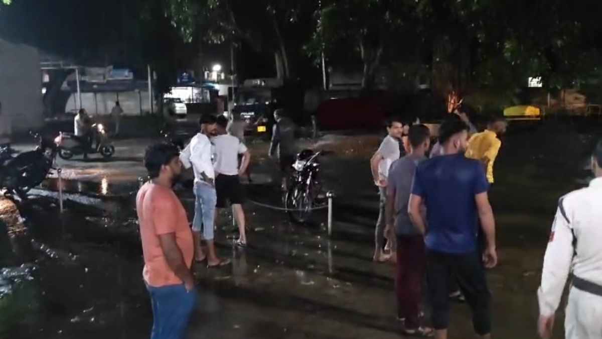 Crime News: ओवरब्रिज के पास दुकान पर बैठे 3 लोगों पर अज्ञात हमलावरों ने किया चाकू से हमला, तीनों घायल
