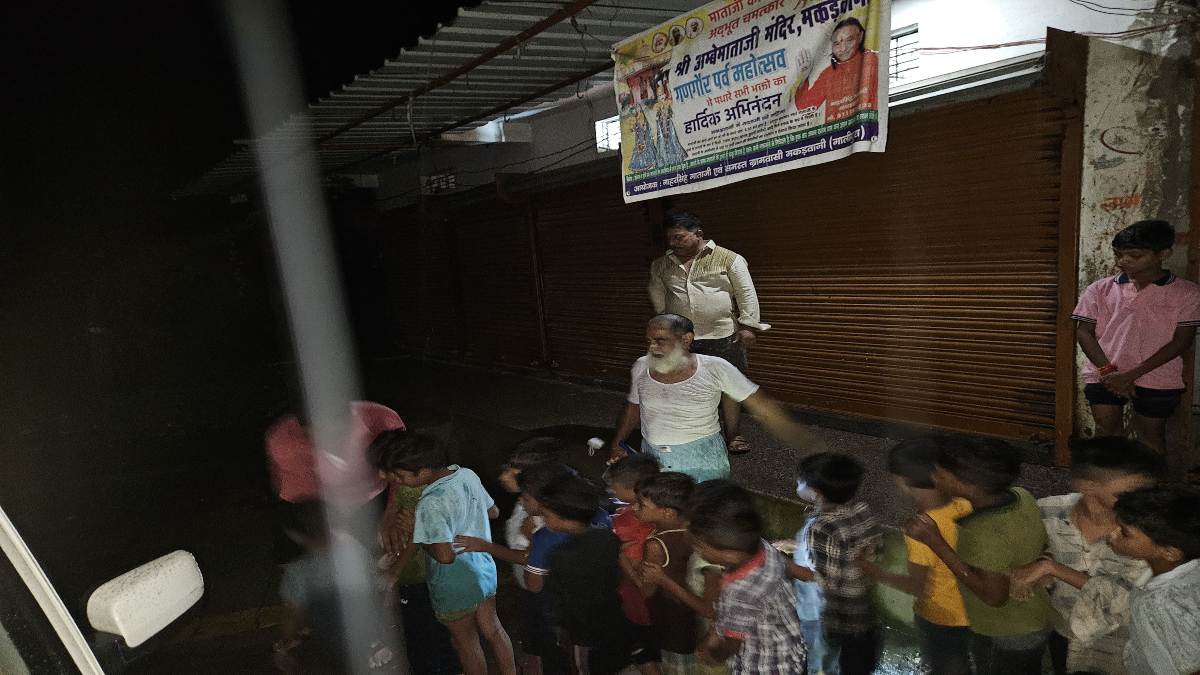 घर पर खर्राटे ले रहे थे हॉस्टल अधीक्षक, उधर छात्रावास में भर गया पानी, परेशान छात्रों को इस तरह काटनी पड़ी रात