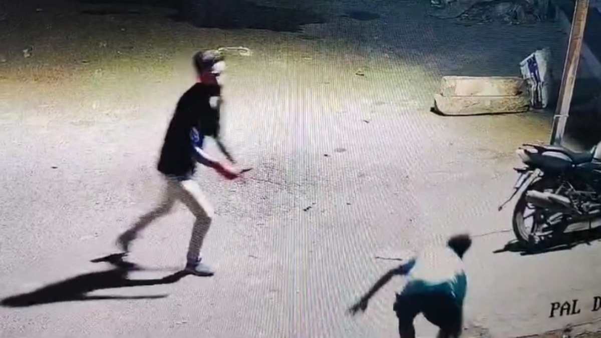 घर के बहार खड़े दो भाइयों पर पड़ोसियों ने किया चाकू से हमला, CCTV कैमरे में कैद
