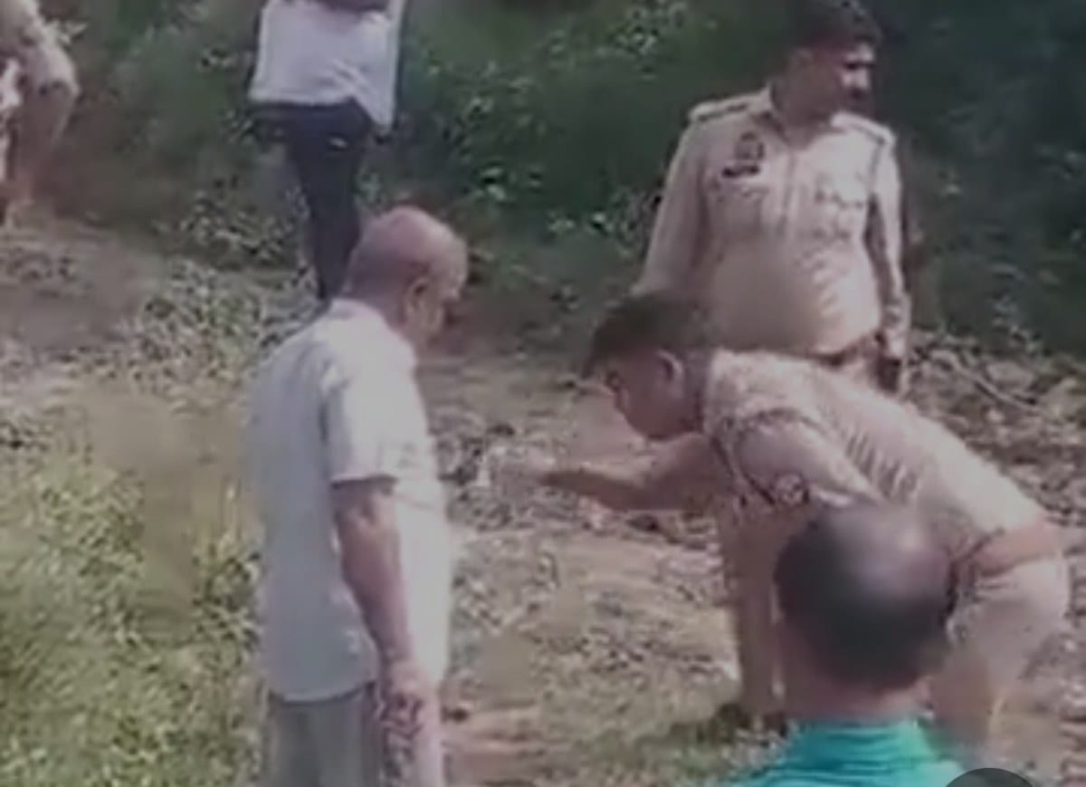 आगरा में खनन माफिया का आतंक बढ़ा , बालू से भरी ट्रैक्टर-ट्रॉलियों की खनन रोकने पहुंची पुलिस पर हमला, सिपाही को मारी गोली