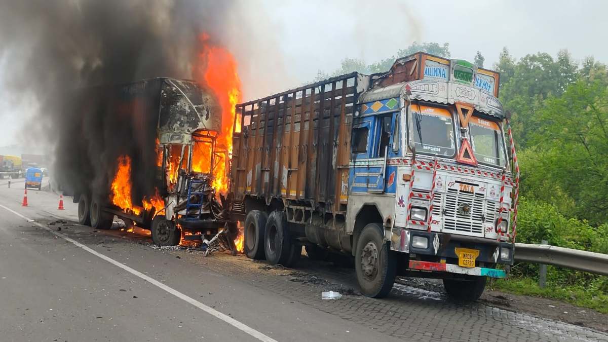 गणपति घाट पर ट्राले से टकराया कंटेनर: दो वाहनों में लगी आग, 3 किलोमीटर तक लगा लंबा जाम