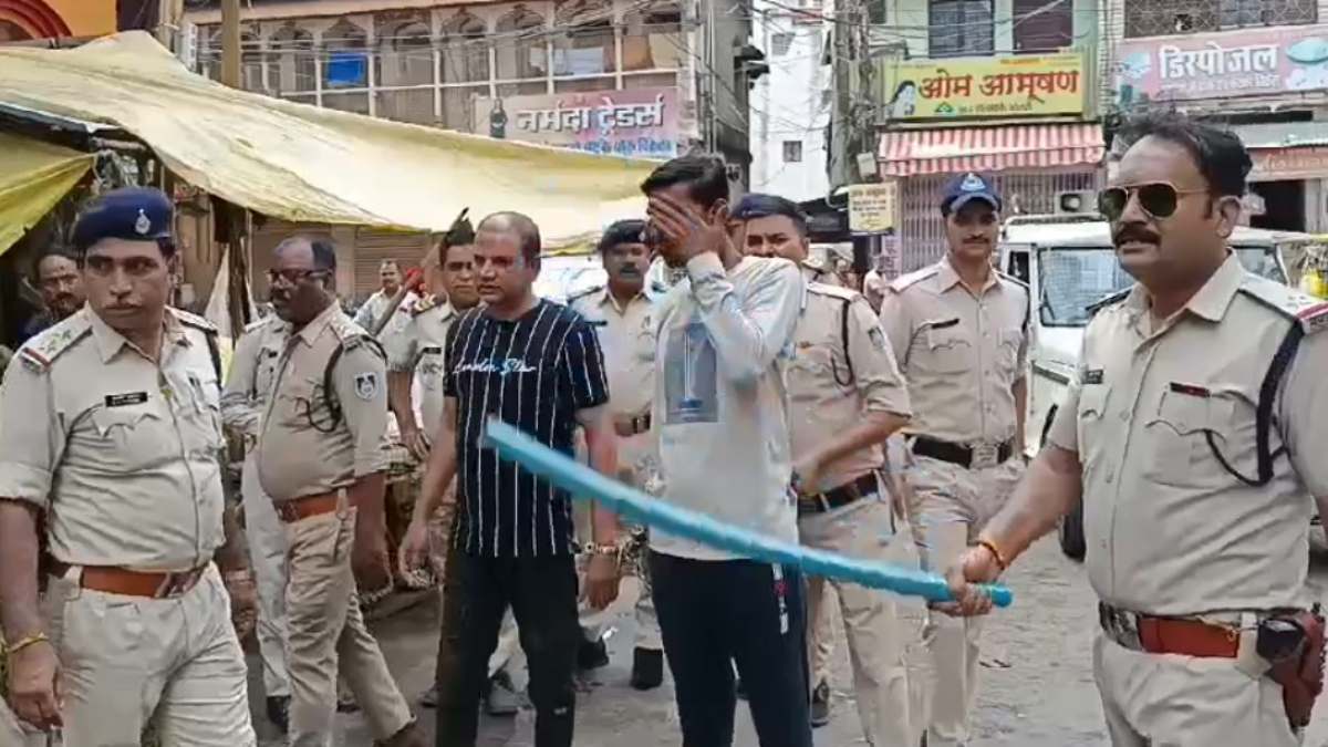 ‘अपराध करना पाप है, पुलिस हमारी बाप है’, शख्स पर चाकू से हमला करने वाले आरोपियों का पुलिस ने निकाला जुलूस