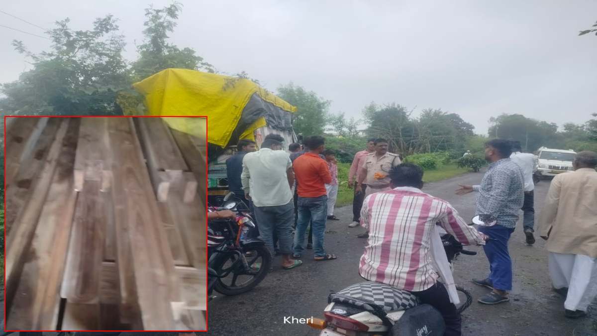 सागौन की लकड़ी ले जा रहे पिकअप वाहन ने मारी टक्कर, दो लोग घायल, वन विभाग ने वाहन किया जब्त