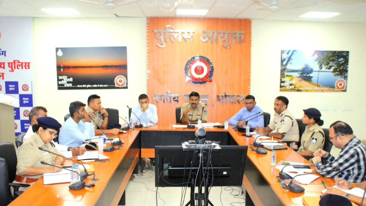 शराब और हथियार तस्करों पर एक्शन की तैयारी में पुलिसः बैठक में पुलिस कमिश्नर ने अधिकारियों को दिए निर्देश