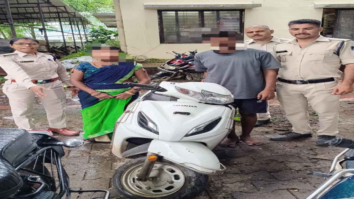 महिला को बाइक पर बिठाकर युवक कर रहा था यह काम, पुलिस ने किया गिरफ्तार