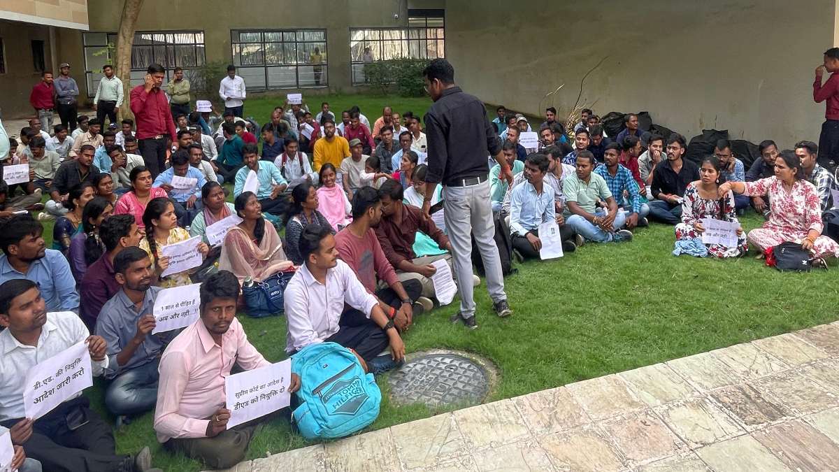 सुप्रीम कोर्ट और हाईकोर्ट के आदेश की अनदेखी कर रहा शिक्षा विभाग: डीएड अभ्यर्थियों ने DPI कार्यालय पहुंचकर अधिकारियों से नियुक्ति प्रक्रिया शुरू करने किया आग्रह, मांगें पूरी नहीं होने पर चरणबद्ध आंदोलन की दी चेतावनी