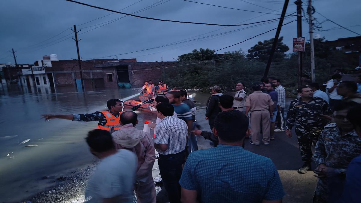 उफान पर नॉन नदी: 200 से अधिक ग्रामीण फंसे, NDRF और आर्मी रेस्क्यू में जुटी