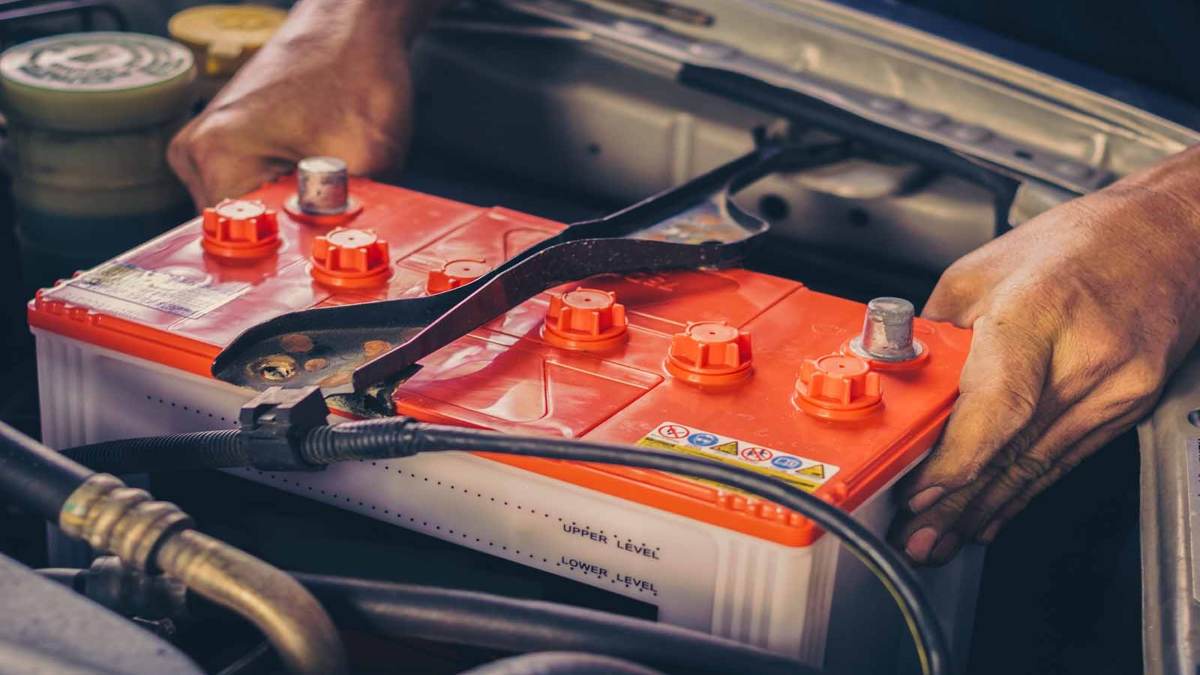 Car Care Tips : क्या आपके कार की बैटरी हो जाती है जल्दी खराब, तो समस्या से बचने के लिए अपनाएं ये आसान टिप्स…