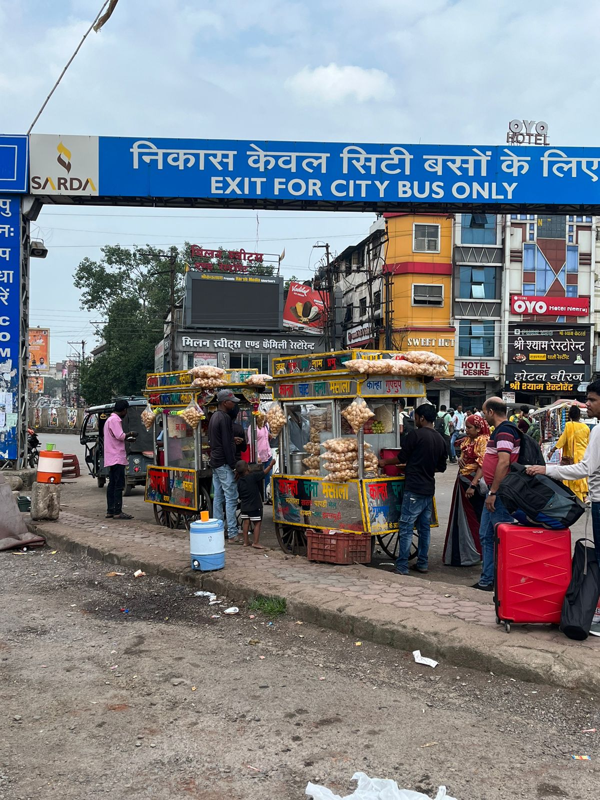 … तो रायपुर रेलवे स्टेशन के अंदर रेलवे ने दी सबको ठेला लगाने की अनुमति ?