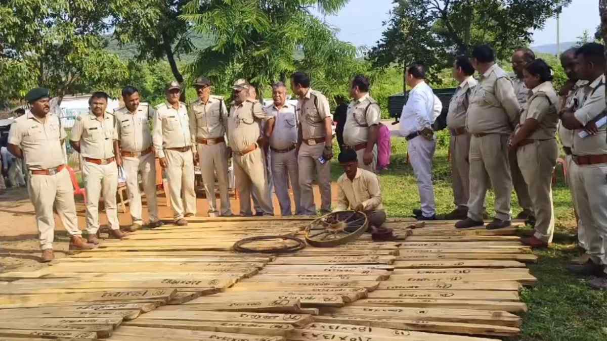बड़ी खबरः आरा मशीन संचालक ने वन विभाग के उड़नदस्ता टीम पर किया हमला, फाड़ी वर्दी, रेंजर को आई चोट, Video वायरल
