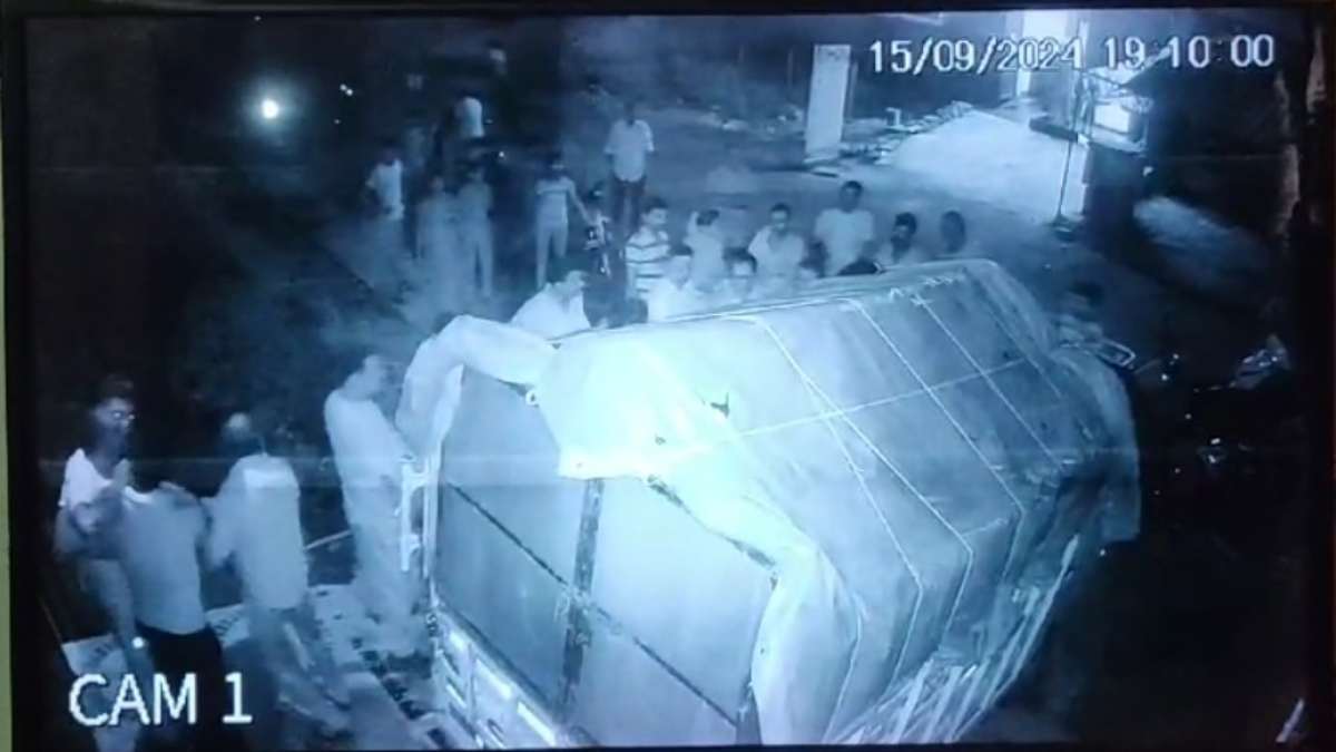 कचरा फेंकने को लेकर दो पड़ोसी में विवाद, पड़ोसियों ने दंपति को पीटा, CCTV में कैद