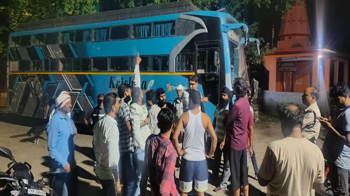 Road Accident: तेज रफ्तार बस ने बाइक को मारी टक्कर, मौके पर ही तीन की मौत