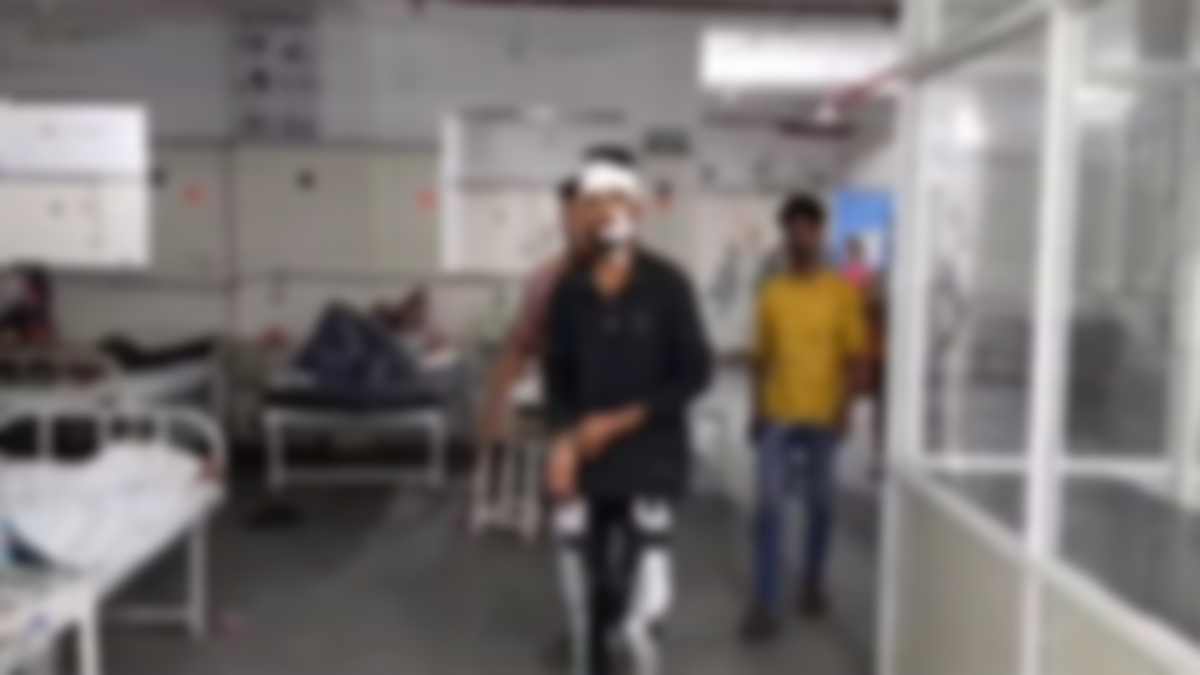 दो गुटों में खूनी संघर्ष: दर्जनों युवाओं ने किया 4 युवकों पर चाकू से हमला, फिर लाठी और डंडों से की बेदम पिटाई