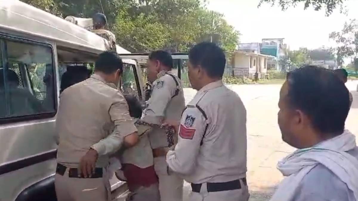 पुलिस की बर्बरता पर आक्रोश: रिश्वत न देने पर आरोपी को पीटने का आरोप, जातिसूचक शब्दों से किया अपमानित